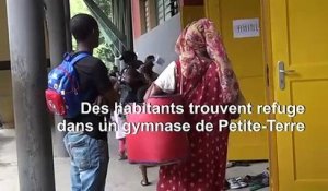 Cyclone Belna: des Mahorais trouvent refuge dans un gymnase