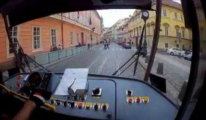 Un conducteur de tramway aide un enfant