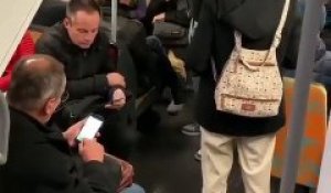 Il a trouvé la bonne technique pour avoir une place dans le métro