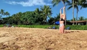 Une femme-ver se déplace sur le sable