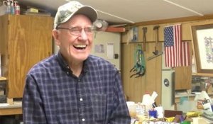 Cet ancien combattant américain est un véritable Père Noël, il fabrique des jouets en bois pour les familles défavorisées depuis 50 ans