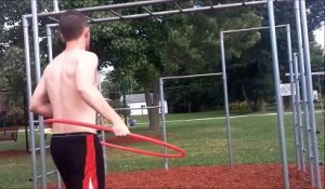 Hula Hoop et tractions en même temps ! Ça c'est du crossfit !