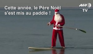 Le père Noël arrive en paddle à Tel Aviv
