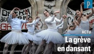 Les danseuses de l'Opéra  interprètent le Lac des Cygnes devant le Palais Garnier