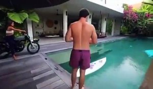 Un homme qui voulait faire du Wakeboard dans une petite piscine à l'aide d'une moto