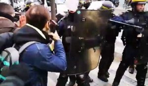 Figure historique des Gilets Jaunes, Jerome Rodrigues à terre le samedi 28 décembre 2019