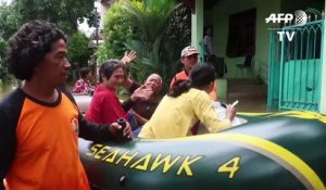 A Jakarta, les habitants pataugent dans les eaux de crue