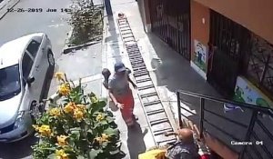 Un homme en fauteuil roulant fait volontairement tomber un employé travaillant sur une échelle