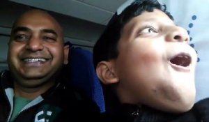 Réaction de joie de cet enfant lors de son premier vol en avion !