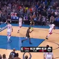 Chris Paul met un petit pont à son adversaire et annonce le match terminé