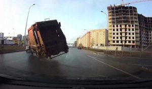 Un camion poubelle se retourne