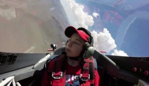Ce pilote réussit à endormir son fils en envoyant 8G d'accélération en avion