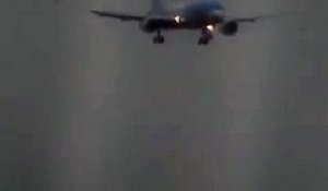 La vidéo spectaculaire de ce Boeing 757-200 qui tente de se poser en pleine tempête à Bristol et n'arrive pas à signaler sur la piste