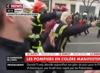 Manifestation: Images surréalistes d'un corps à corps entre pompiers et policiers qui échangent des coups de poing - VIDEO