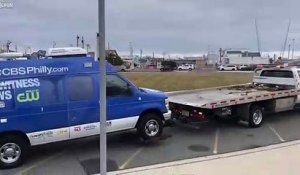 Un car TV évacué d'un meeting de Donald Trump par la fourrière !