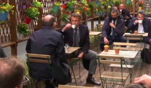 Réouverture: Emmanuel Macron et Jean Castex partagent un café en terrasse