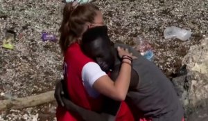 Ceuta : une bénévole de la Croix-Rouge réconforte un migrant