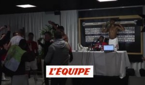 Galtier douché au champagne en conférence de presse - Foot - L1 - Lille