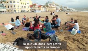 Des jeunes Français qui télétravaillent les pieds dans l'eau aux Canaries