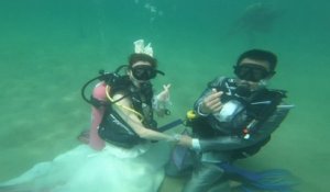 Ce couple thaïlandais s'est marié sous l'eau pour la Saint-Valentin