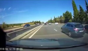 Un automobiliste s'arrête sur la voie de gauche en pleine autoroute en France... risqué
