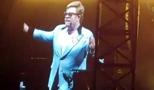 Elton John, en larmes, interrompt son concert cet après-midi en Australie et révèle être atteint d'une pneumonie : "Je suis déçu, profondément en colère et désolé. J'ai tout donné"