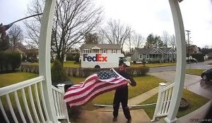 Respect : ce livreur FedEx plie un drapeau tombé devant une maison !