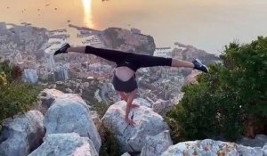 Yoga en équilibre sur les mains.. au bord d'une falaise !