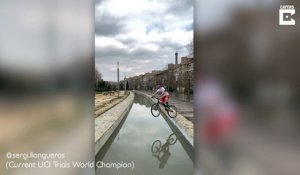 Le rider espagnol Sergi Llongueras traverse un canal à vélo