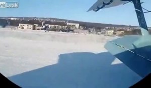 Il filme le crash de leur avion au décollage !