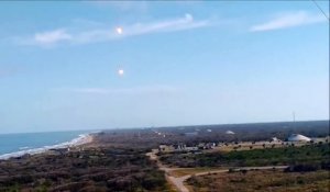 Boules de feu incroyables produites par le retour des propulseurs de fusée de SpaceX