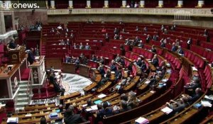 En France, le gouvernement annonce passer en force sur la réforme des retraites