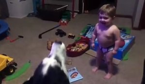 Un bébé discute avec un husky, et c’est juste mignon.