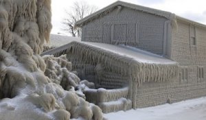 Ces maisons au bord d'un lac ont été entièrement recouvertes de glace