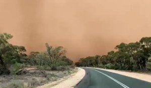Impressionnant ! Ce conducteur traverse une tempête de sable