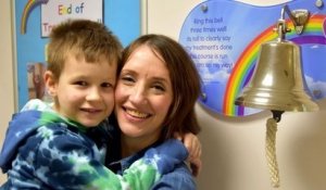 Atteints du cancer depuis 4 ans, une mère et son fils battent la maladie ensemble