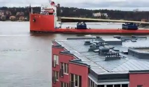Suède : Après un périple maritime de plus de deux mois, le "pont doré" qui va relier deux îles de la capitale est arrivé - VIDEO