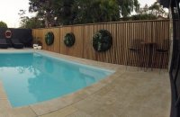 Un couple métamorphose son jardin en construisant une piscine