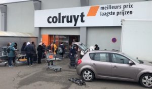 Coronavirus: files devant le Colruyt d'Anderlecht