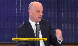 Scolarisation à distance : "95% des élèves sont équipés en informatique. Pour les 5% restants, nous voulons les équiper aussi, c'est une des raisons pour lesquelles il y a une permanence dans les écoles", explique le ministre Jean-Michel Blanquer