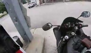 Une pièce tombe dans le réservoir d'une moto