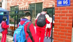 COVID-19 : des écoles rouvrent en Chine, de strictes règles appliquées