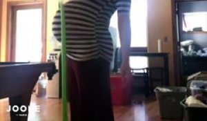 Cette future maman fait du hula hoop sur son gros ventre