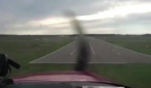 Un conducteur coupe la route d'un avion à l'atterrissage... Grosse frayeur