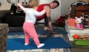 Interrompue par sa fille, elle l'utilise pour faire son sport !