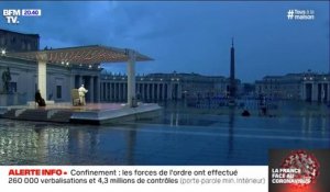 Le pape François donne une bénédiction "Urbi et Ordi à face à la place Saint-Pierre entièrement vide