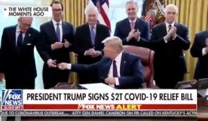 Trump signe un plan de relance puis propage le Coronavirus
