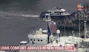 New York a salué cette nuit l'arrivée d'un navire-hôpital militaire de 1.000 lits et 12 blocs opératoires pour permettre décharger les hôpitaux