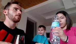 Tour de magie à leur enfant avec de l'eau