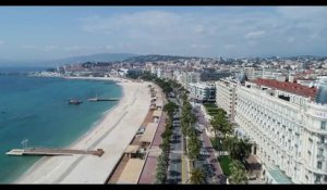 Vue d'un drone, la ville de Cannes déserte.